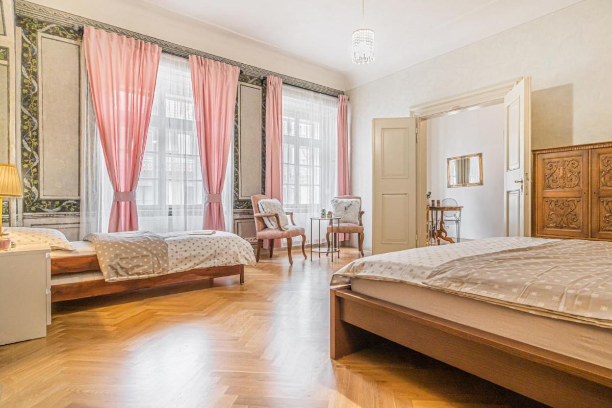 Bright & Spacious At Mala Strana, Charles Bridge 3 Min Of Walk Apartment Prague Exterior photo