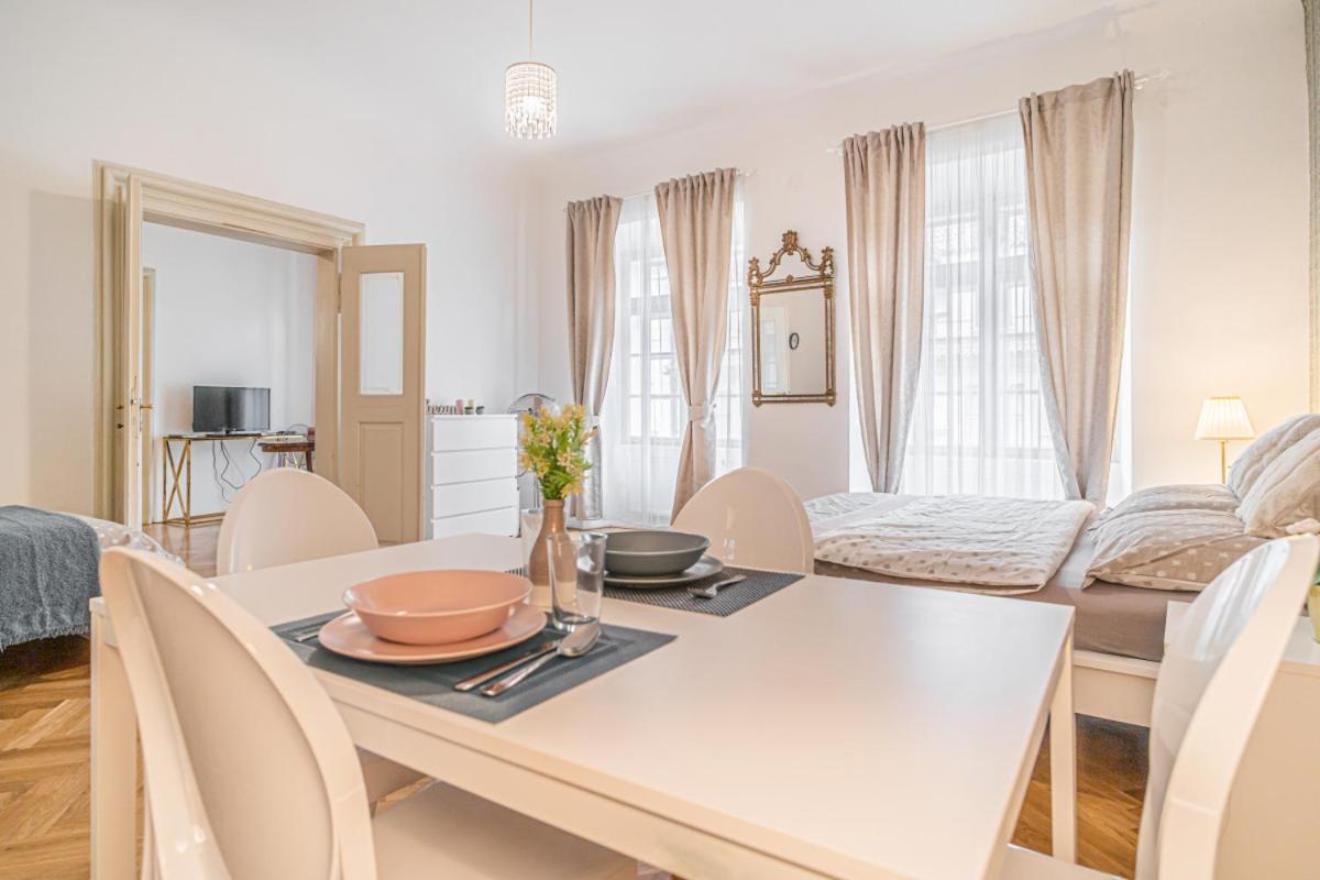 Bright & Spacious At Mala Strana, Charles Bridge 3 Min Of Walk Apartment Prague Exterior photo