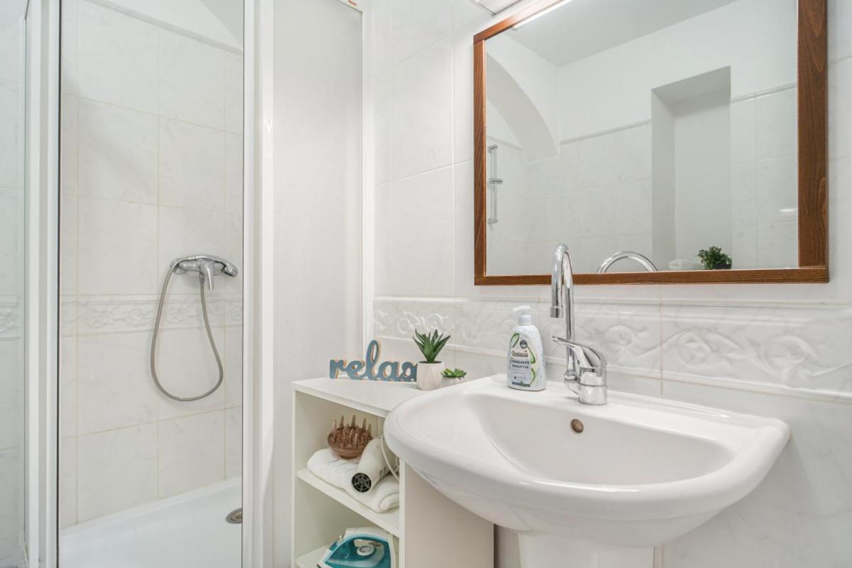 Bright & Spacious At Mala Strana, Charles Bridge 3 Min Of Walk Apartment Prague Exterior photo