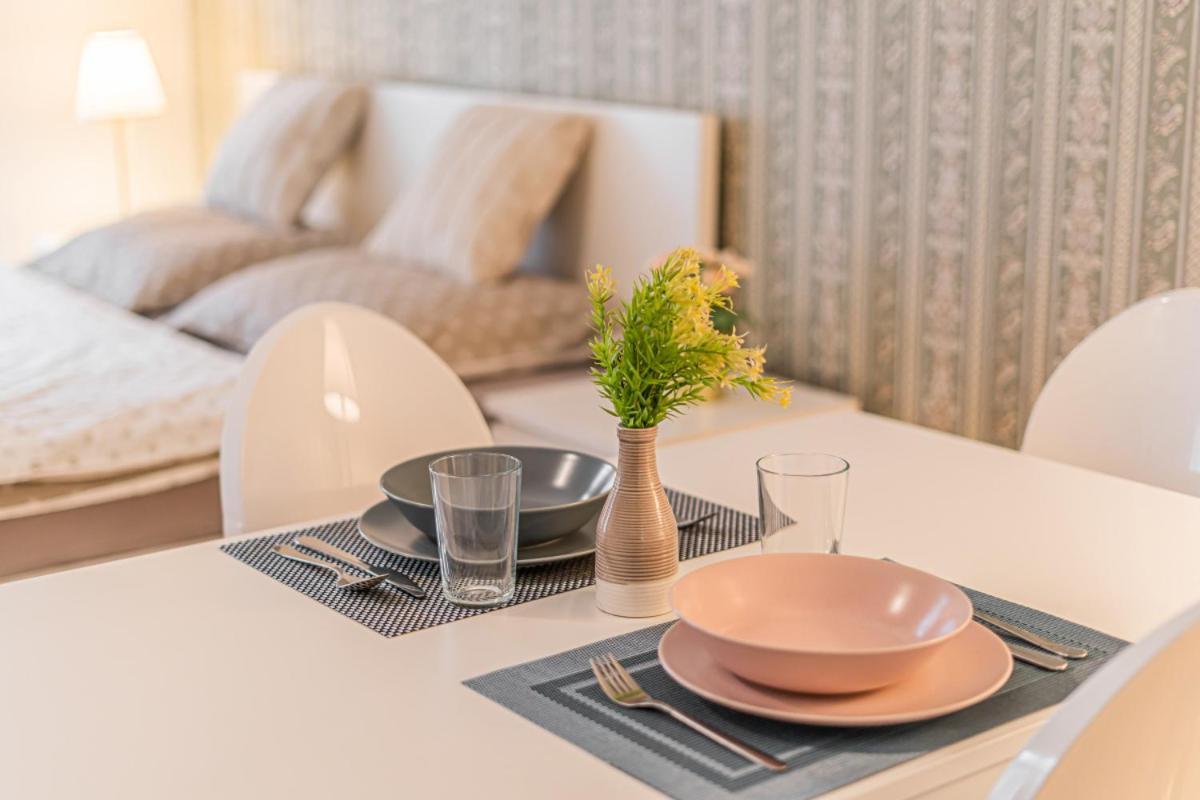 Bright & Spacious At Mala Strana, Charles Bridge 3 Min Of Walk Apartment Prague Exterior photo