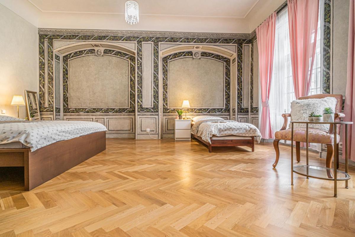 Bright & Spacious At Mala Strana, Charles Bridge 3 Min Of Walk Apartment Prague Exterior photo
