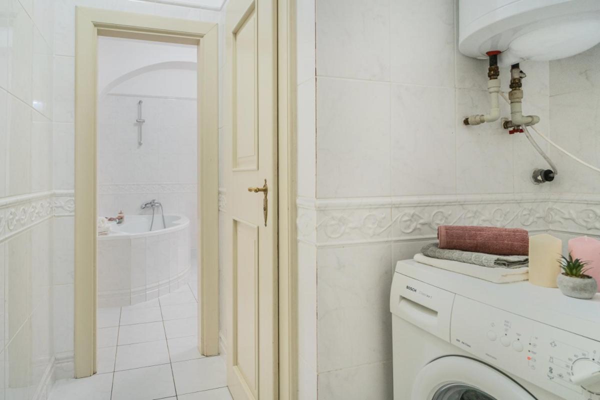 Bright & Spacious At Mala Strana, Charles Bridge 3 Min Of Walk Apartment Prague Exterior photo