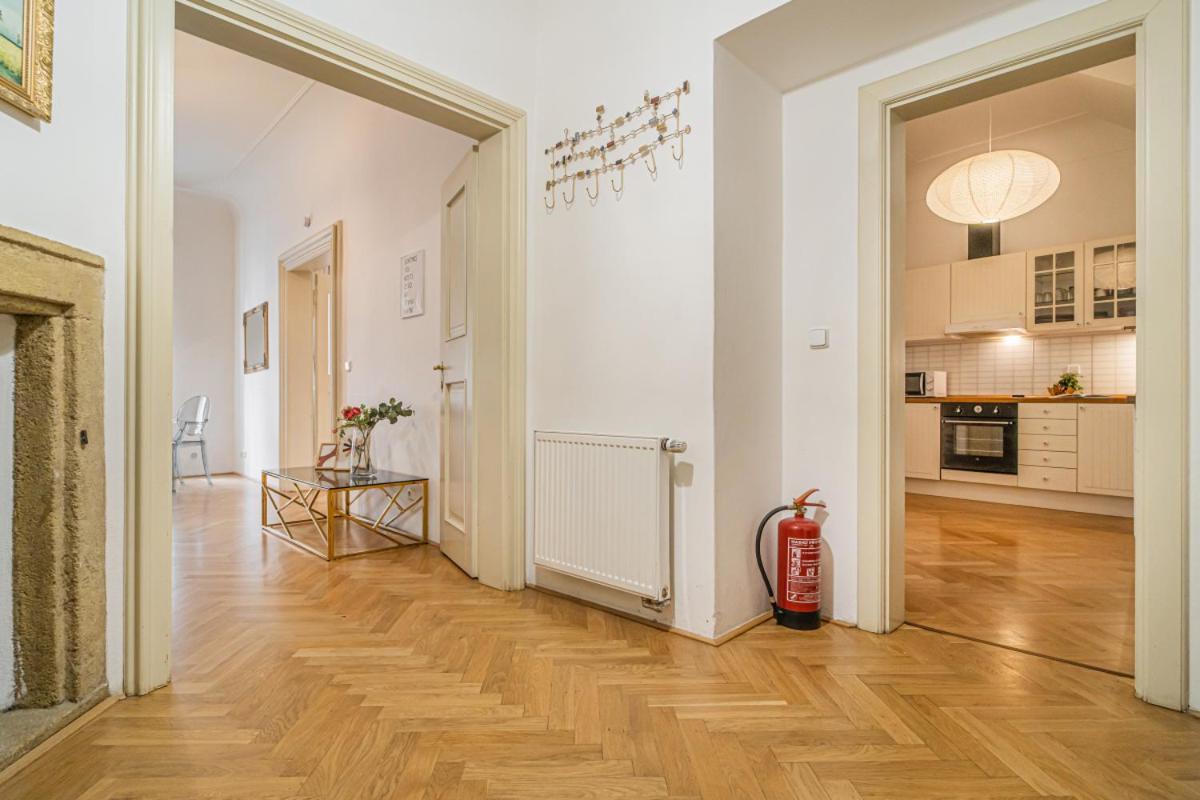 Bright & Spacious At Mala Strana, Charles Bridge 3 Min Of Walk Apartment Prague Exterior photo